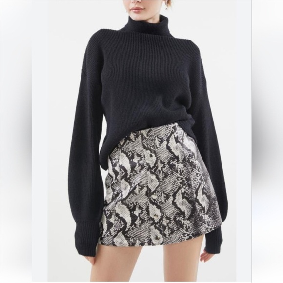 Urban Outfitters Snakeskin Print Mini Skirt Size Small NEW - Picture 1 of 7
